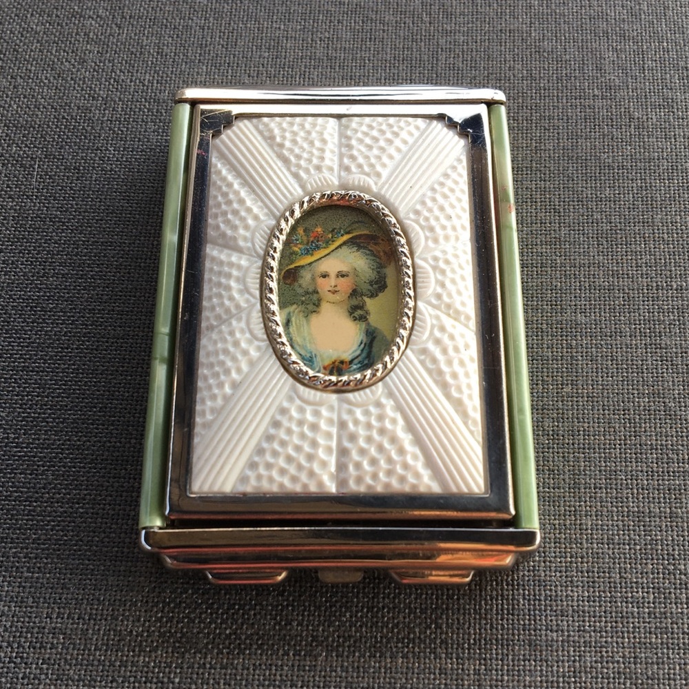 1930s Girey Cameo Compact Vintage Powder Rouge